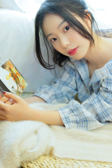 老爷含着春桃的乳